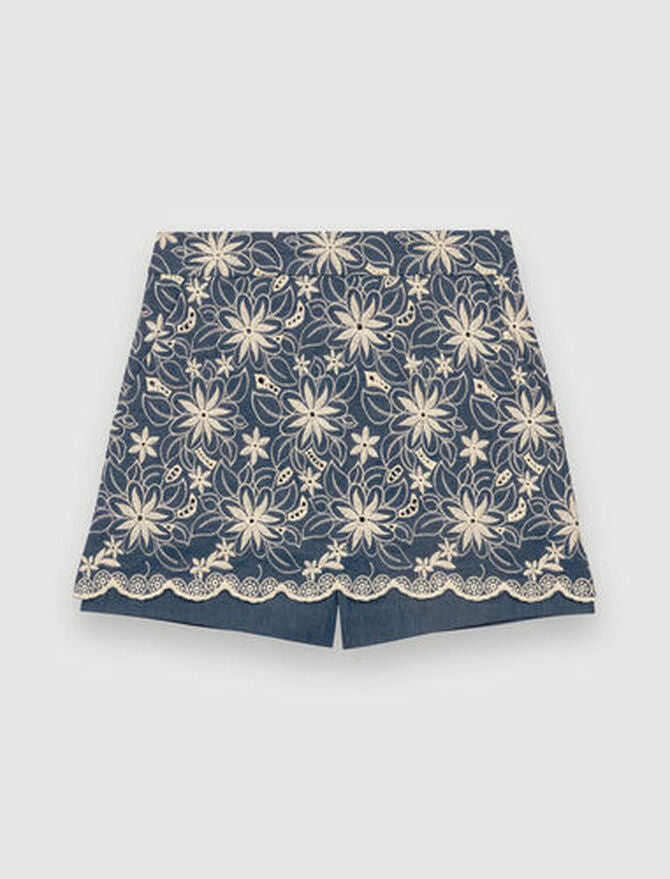 Short con flores bordadas
