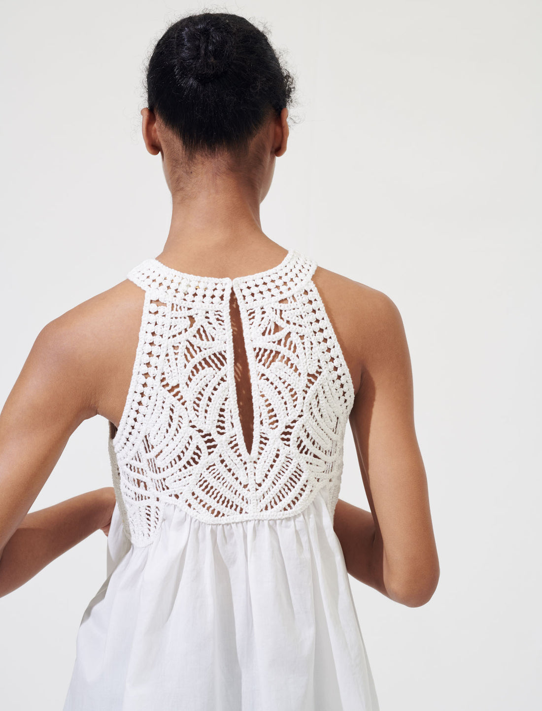 Top sin mangas estilo macramé