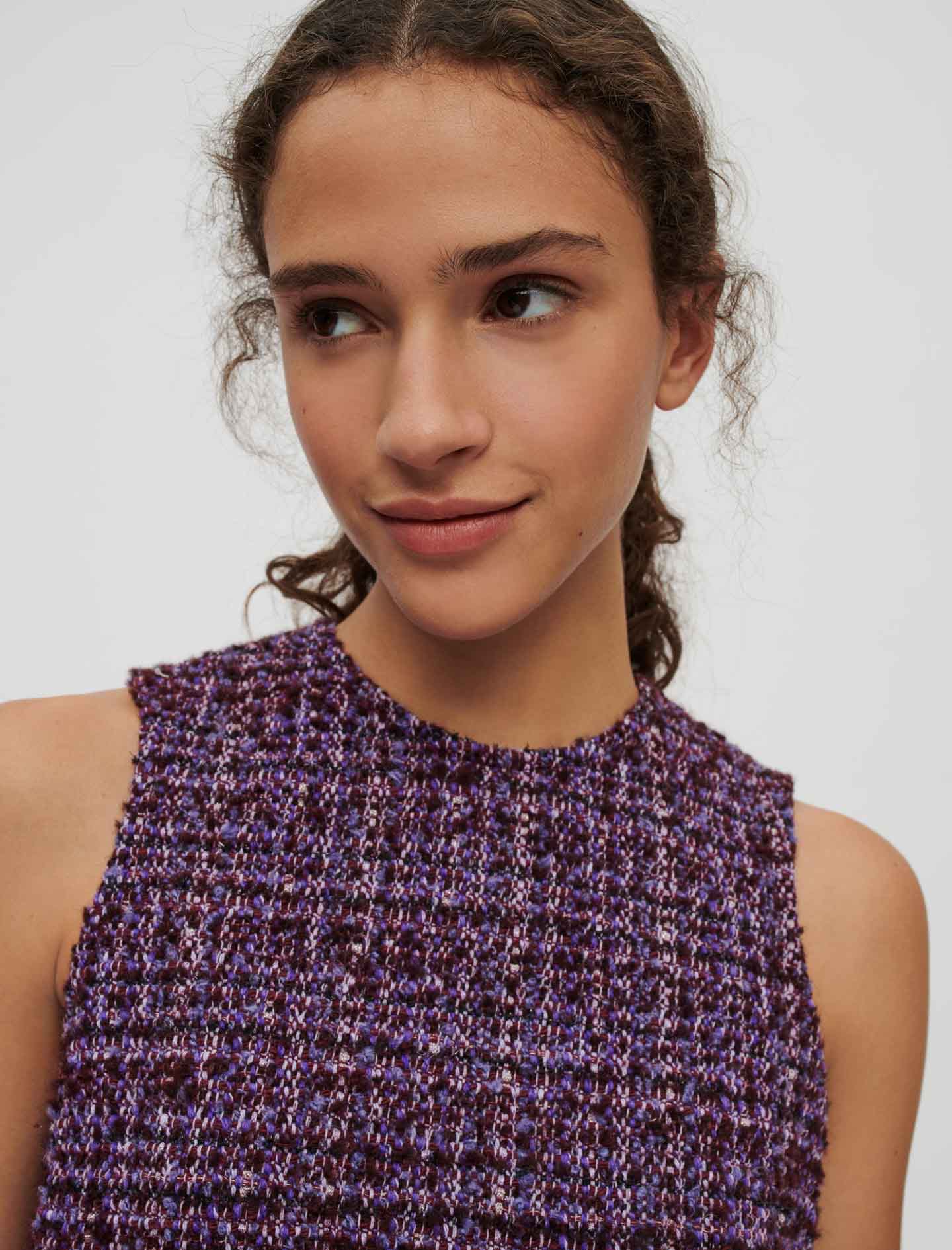 Top tweed violeta sin mangas con flecos