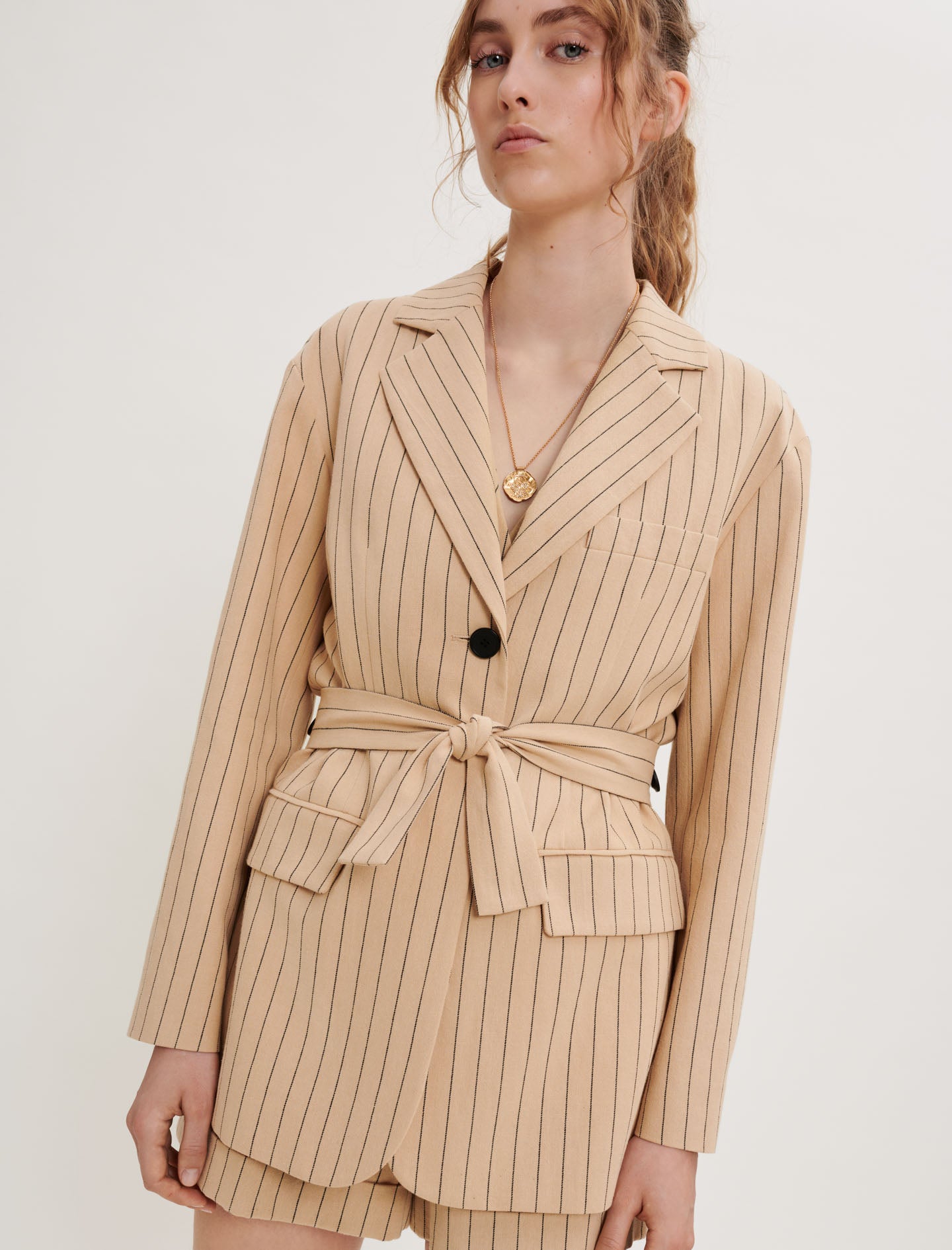 Chaqueta de rayas con cinturón