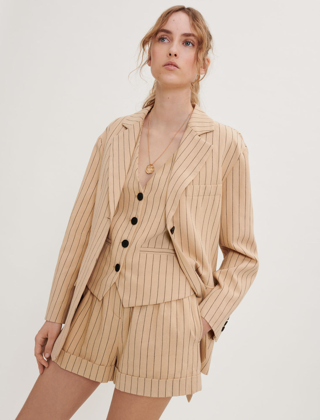 Chaqueta de rayas con cinturón