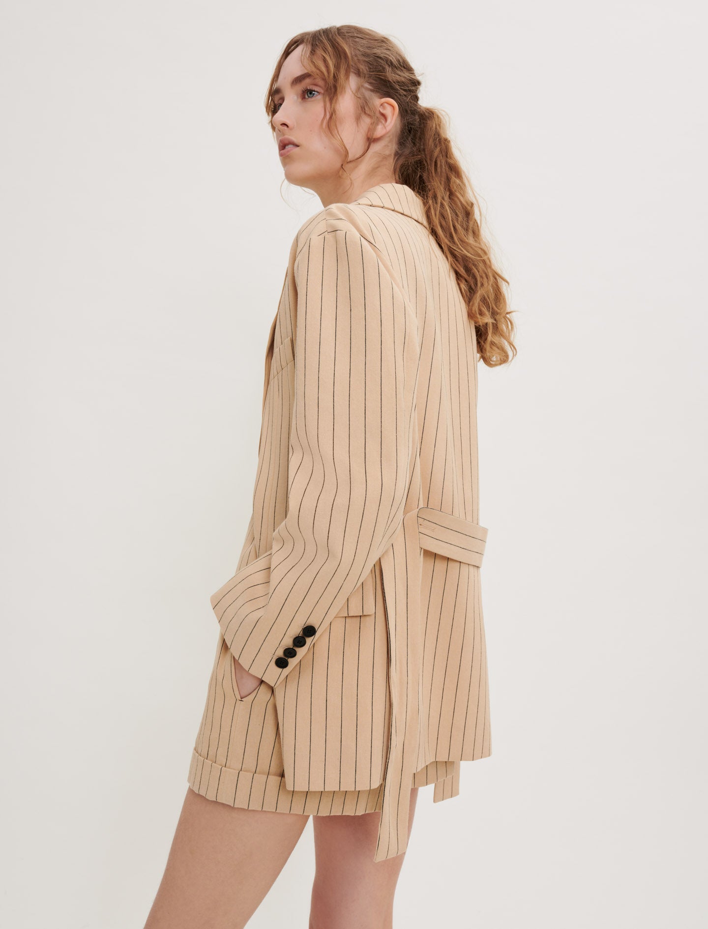 Chaqueta de rayas con cinturón